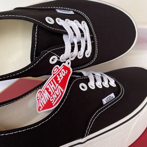 Vans Men’s Authentic Stacked
Canvas Black/True White
VN0A5KXXBMX
Platforms - Picture 14 of 16